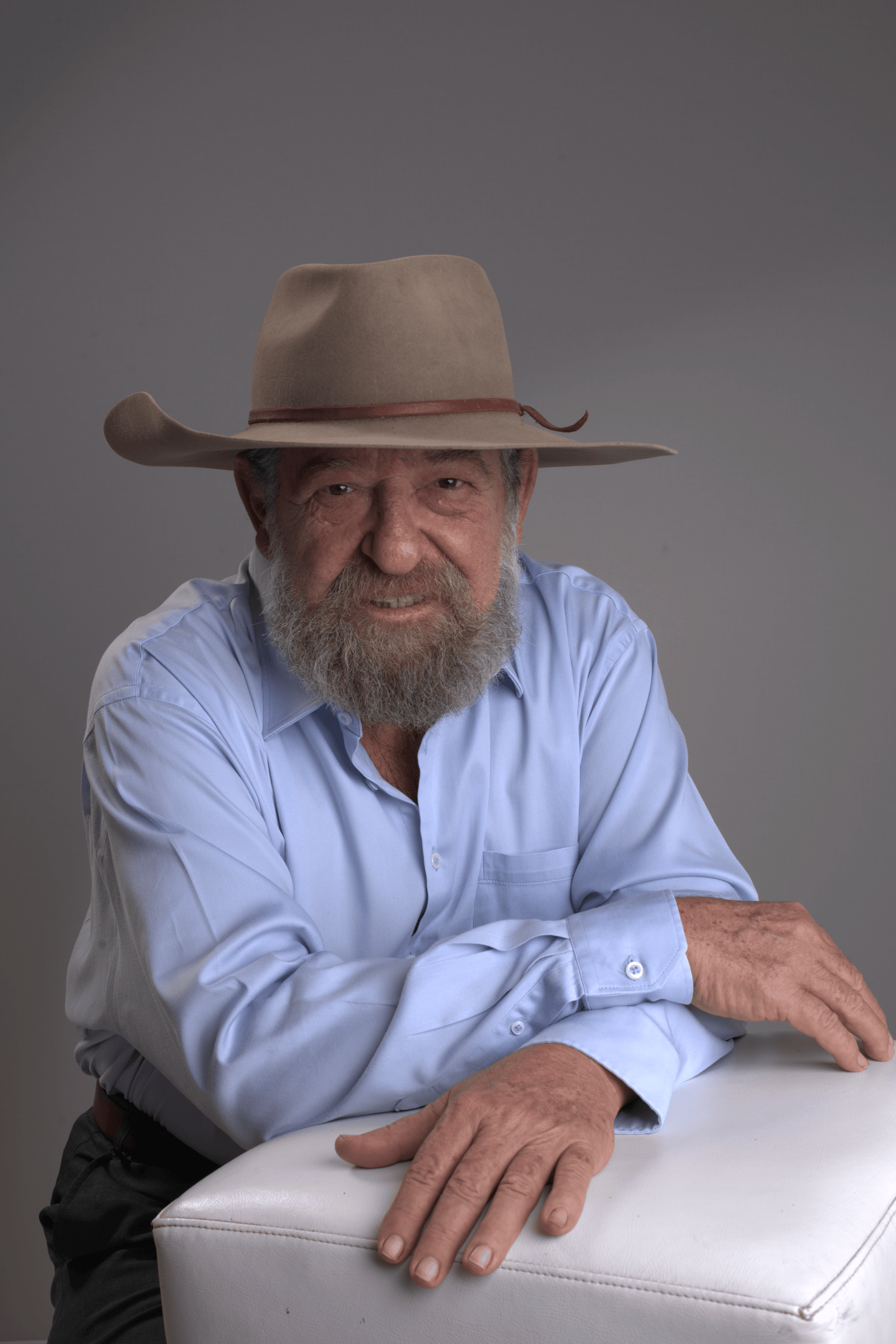 Nelson Barbudo em atividade no campo com apoiadores